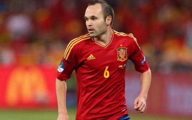 「その瞬間に戻ったみたい！」イニエスタが投稿したスペイン代表思い出の一枚は、ユーロ2012決勝戦！