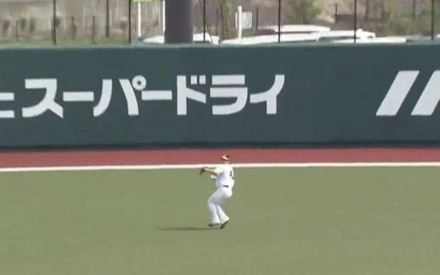 ありえない位置から犠飛を阻止　衝撃の“爆肩送球”「これアウトはえぐい」
