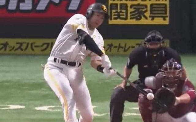 鷹・柳田悠岐、本人も驚く“右手1本”変態弾　同級生の田中将大から19試合ぶり8号