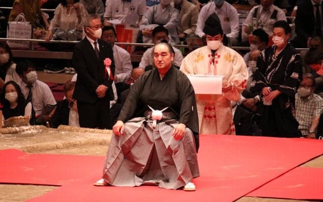 津軽の男・元関脇安美錦　約350人がはさみを入れた断髪式