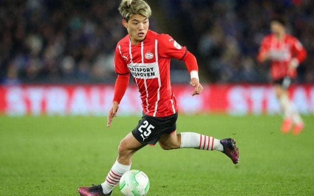 サッカーとアートの融合…堂安所属のPSVが新アウェイユニ発表！美術館にプロジェクションマッピングで投影