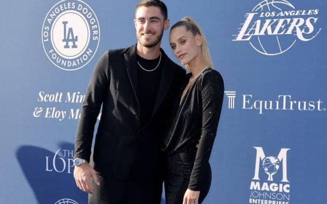 【MLB】モデル美女や大胆ドレスが「ゴージャス」　ド軍選手の隣で笑顔「私も妻になりたい」