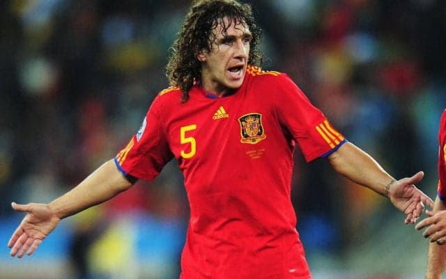 プジョールはOB戦でも闘将むき出し! ヒザへのタックル被害者P・ネビルは「最悪、FIFAが見てくれていることを願う」