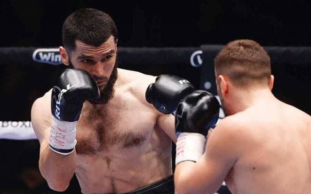 18戦全勝KO率100％の世界王者、2R計4度ダウンの319秒殺に海外衝撃「爆弾をぶつけた」