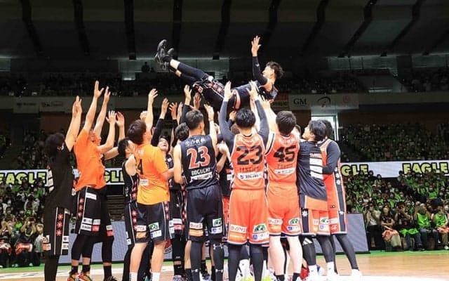 稀代のスコアラー『折茂武彦 引退試合』開催…盟友佐古HCのパスを受けラストシュート