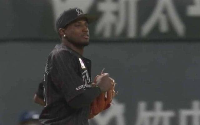 地に足付かない“完璧送球”は「日本人にはできんよ」　打者絶望の好守にファン驚愕