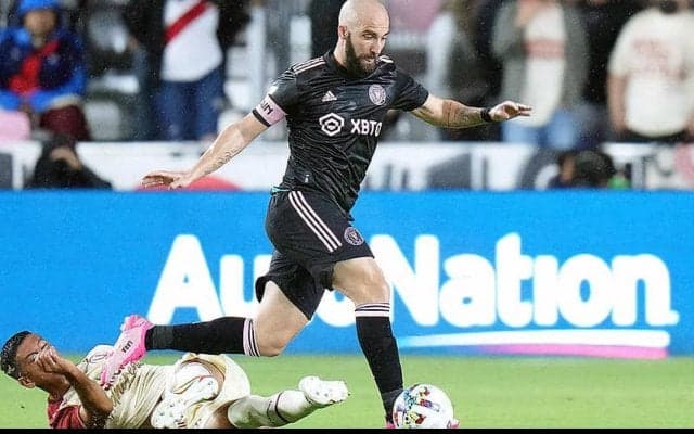 イグアインは現役続行を示唆！　銀河系軍団擁したマドリー時代の思い出も語る