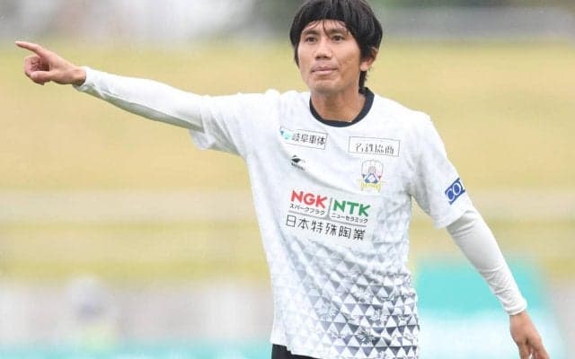 「こんなにジャンプできるとは」本田圭佑も驚いた柏木陽介の“ドロップキック風”パフォが話題