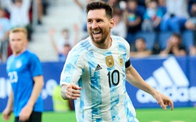 「アントネラとの…」メッシと妻のロマンティックな“キスショット”に親友・アグエロも「バモス」