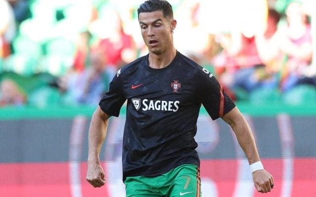 「ボディビルダーみたい」C・ロナウドの“メロン肩”と見事な“6パック”にファン驚愕！「こうなりたい」「レベチ」