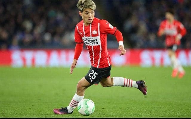 堂安律、板倉滉らとの誕生日ショットを公開「次のシーズンも代表戦も乗り越えて下さい」