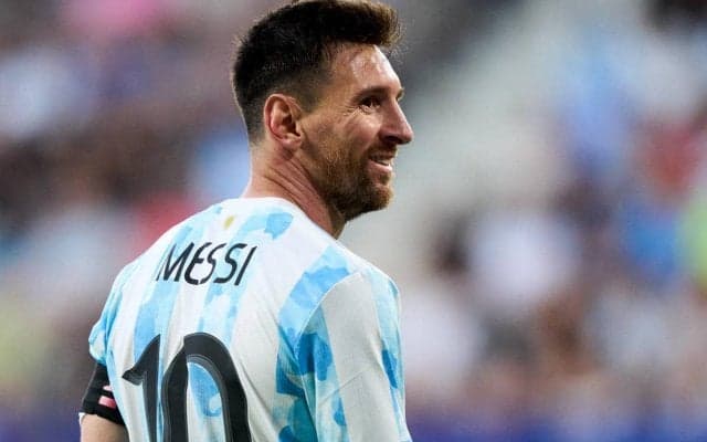 「相変わらず美しい」メッシの妻がバカンスでの家族ショットを披露！息子は“孫悟空”のキャップで登場