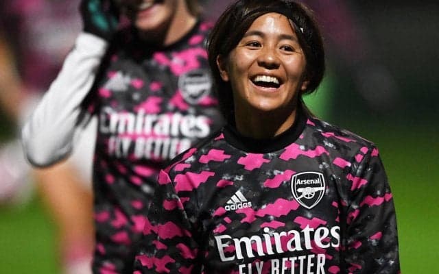 「マナのショー」岩渕真奈がチームメイトにカメラを向けられ、キメ顔やお茶目なポーズを披露「不意の一発芸で笑っちゃった」