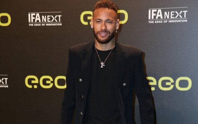 「ただの恐怖だった」緊急着陸を経験したネイマールが心境、プライベートジェットには彼女や妹も同乗