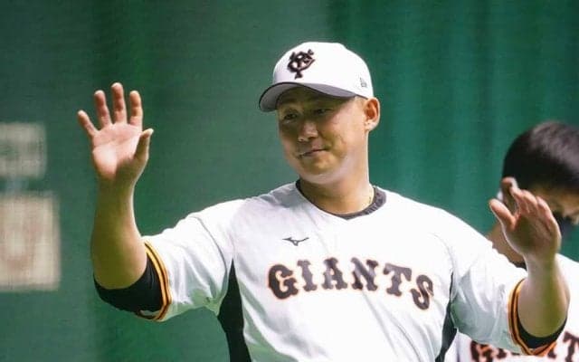 強肩捕手・中田翔が「様になってる」　鮮やかスローに「何をやらせても上手いなあ」