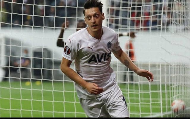 エジルがゲーマー転身説を否定！「フェイクニュースに惑わされるな」