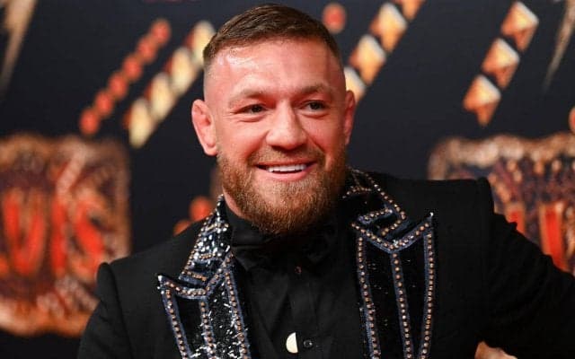 なぜそこに…？UFC元世界王者の“ランボルギーニヨット”横で泳ぐ“プレミアリーガー”に脚光「今まで見た中で最も奇妙なコンビ」