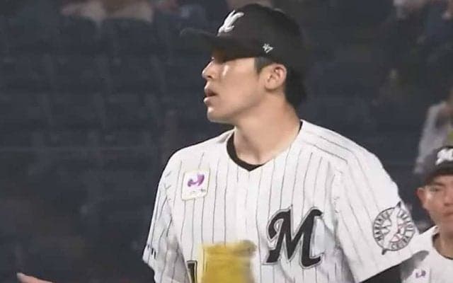 曲がりすぎて球審に直撃　佐々木朗希の“高速魔球”に「全然違うところ振ってる」