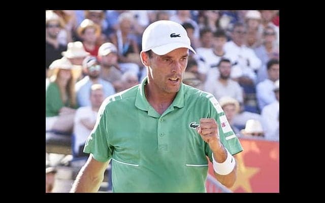  前年覇者メド撃破で4強 