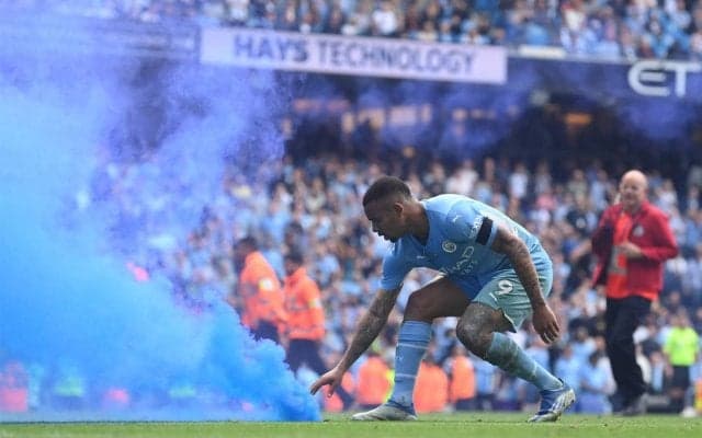 罰金＋3年間のサッカー活動禁止、劇的なシティの優勝試合で発煙筒投げ込んだファンに重い処分
