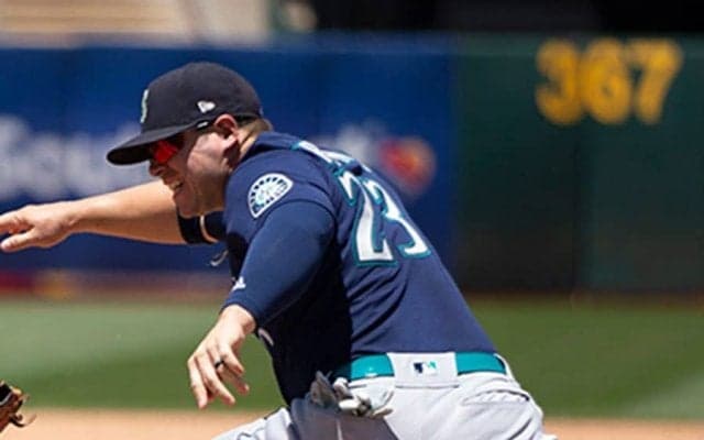 【MLB】ミット吹っ飛び、腕が逆方向に曲がる衝撃　“出会い頭”の接触が「なんてこった」