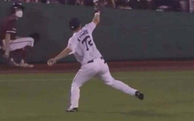 「肩強すぎる」　盗塁王4度の西川遥輝刺した“元投手”の完璧返球が「素晴らしい」