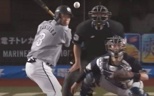 投手も苦笑い「露骨に曲がってる」　制御できない“超魔球”に「バッターお手上げ」