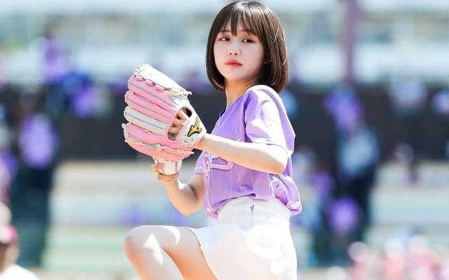 白ミニスカまとったモデルが「緊張しました…」　豪快足上げ始球式にスタンド騒然