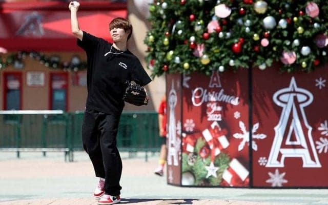 エンゼルス始球式登板の日本人　米実況アナが見逃さなかった“足元の計らい”とは