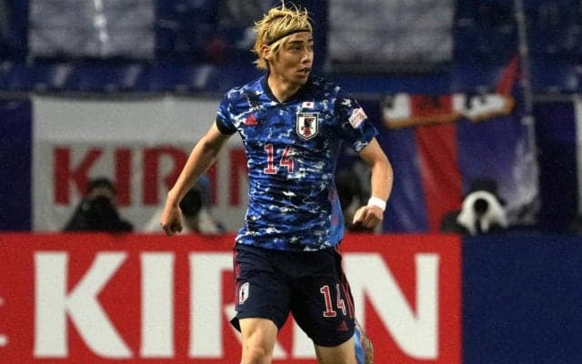 伊東純也が銀座のカフェで決め顔披露！「同じポーズをしてくれました」