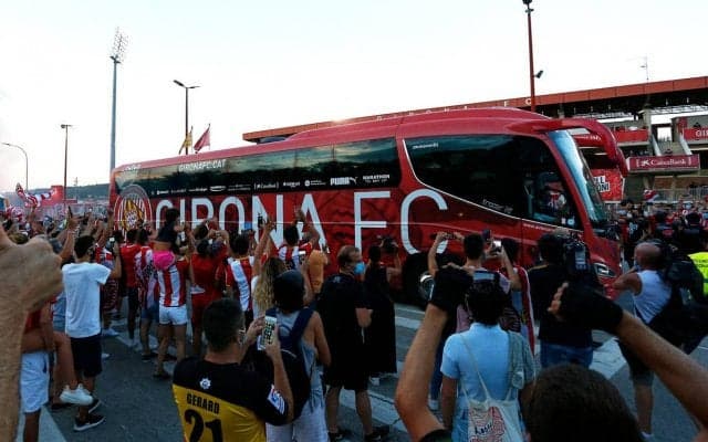 昇格パレードで転落事故未遂…クラブの女性フォトグラファーがバスから落下寸前も選手が間一髪救助