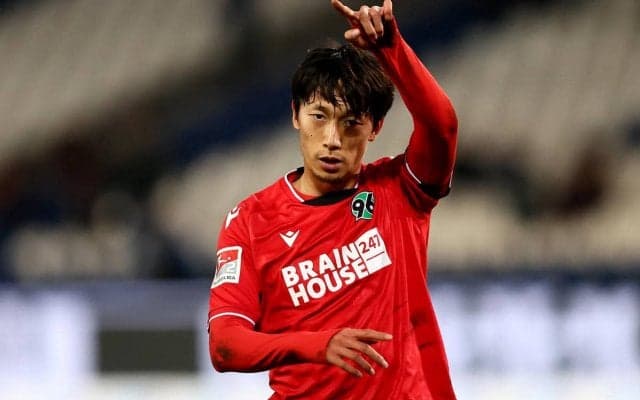 室屋が“真っ青なモヒカンヘアー”に衝撃のイメチェン!? ハノーファーが新ユニフォームを発表