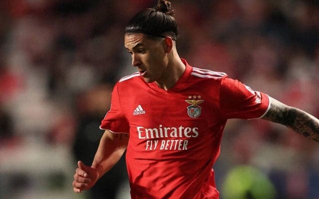 142億円の男、ダルウィン・ヌニェスが23歳のバースデー！年上のパートナーと質素に祝福