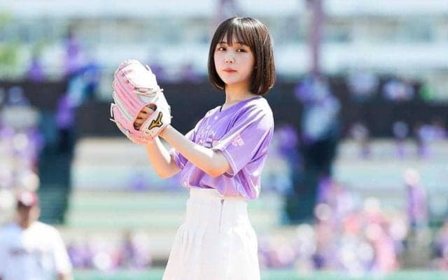 清楚な白ミニスカがふわり…21歳の“ド緊張”足上げ始球式が「めちゃくちゃ可愛い」