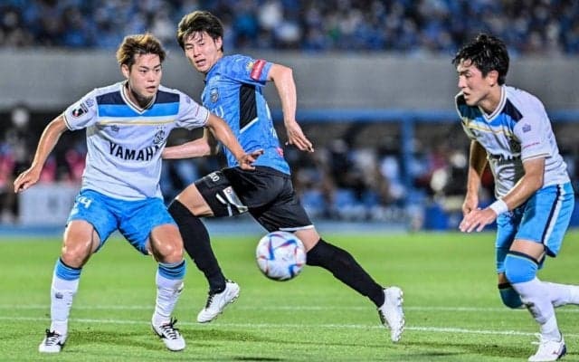 「奥さん可愛すぎるでしょ…」川崎のプリンスMF脇坂泰斗の100試合出場記念で妻が来場！ 等々力が祝福ムードに包まれる！