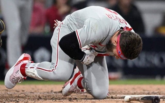 【MLB】156キロが顔付近を襲った“恐怖の瞬間”　崩れ落ちる昨季MVPにファン「つらすぎる」