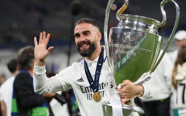 レアルDFが結婚式！ 相手はモデルで双子のウエディング・プランナー、チームメイトも参列し祝福