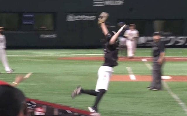 強烈打球に“横っ飛び”　ボールボーイの反射神経にファン驚愕「選手よりうまい」