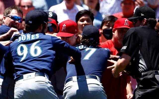 【MLB】大谷翔平に“全力で駆け寄る”水原通訳が「英雄的」　大乱闘での献身は「史上最高」