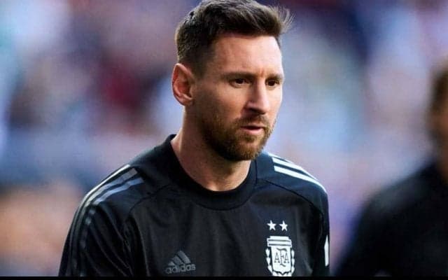 「まだ18時だよ？」親友スアレスがソファで爆睡するメッシの“寝顔”を隠し撮り！