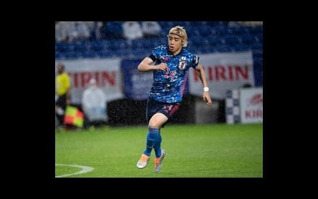 伊東純也のプレーを風間八宏が分析。スピードは「無敵」。精度が上がったクロスは「敵がいない場所に供給できている」