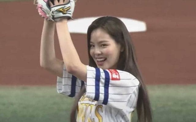 「NiziU」リーダーが“お腹チラ見せ”始球式　「気持ちよく投げることができた」