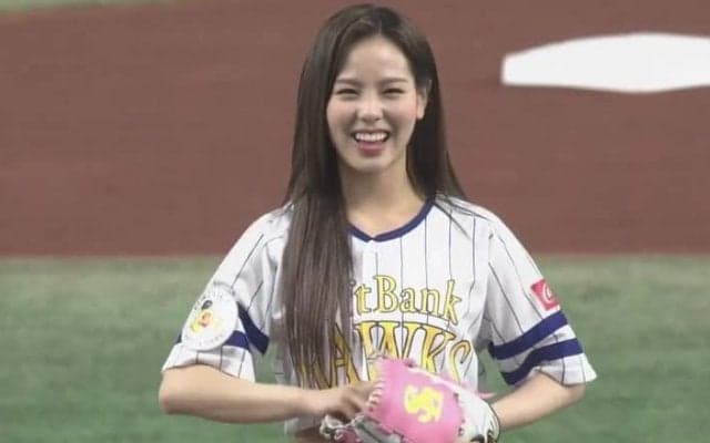 「神腹筋」が話題！かわい過ぎるへそ出しルックと鍛え抜かれた筋肉美に注目