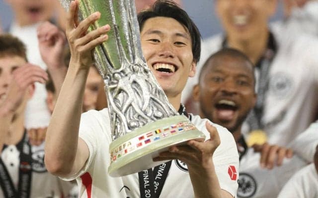 鎌田大地はオフに“富士山”へ！絶景バックのピースショットが「いい写」と反響