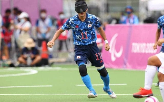 「日本代表のレジェンド」釜本邦茂が背番号15を愛した理由(1)ブラインドサッカー日本代表から贈られたユニホーム