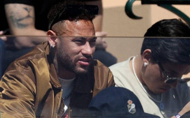 ネイマール、新彼女とのラブラブなお揃いコーデを披露！いちゃいちゃダンスも