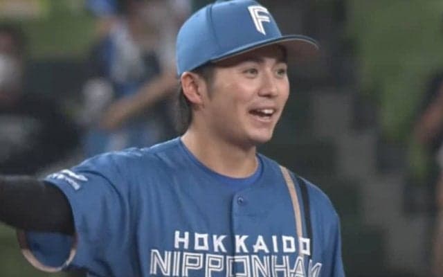 激ムズ“回転捕球”からのバックトスが「うっま」　美技連発のドラ9が「た、たまらん」