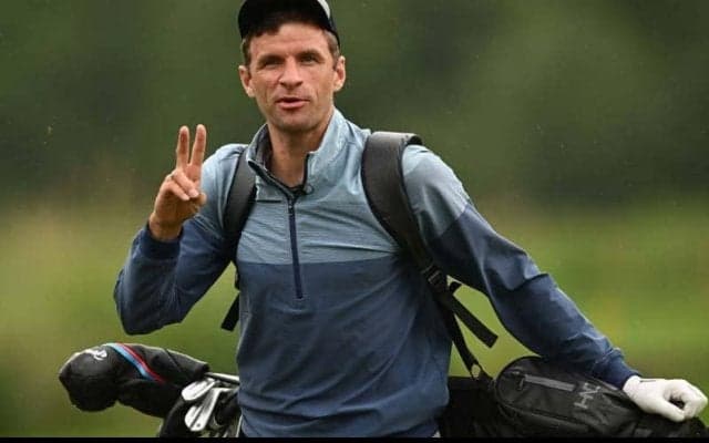 「“カップイン”シュートを決められるのは誰？」CL公式のゴルフ投稿でミュラーがベイルを笑撃いじり「メンションはやばい」