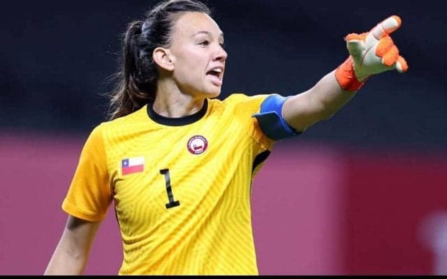 「史上最も可愛らしい侵入者だ」女子サッカーの試合中に犬が大胆“へそ天”！GKと審判に「お腹を撫でて」と要求