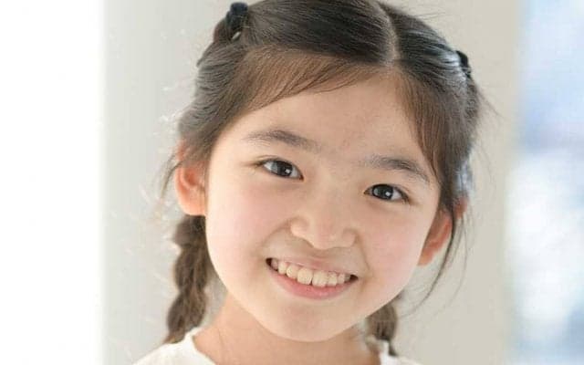 日本ハムとソフトバンクの2軍戦に朝ドラ子役が登場　始球式と三線弾き語りを披露